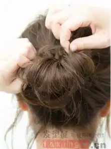 戴眼镜女生怎么扎发简单丸子头最合适