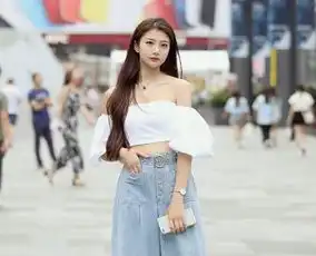 街拍活泼俏皮的女生,纯洁打扮,仿佛微风拂过的清新