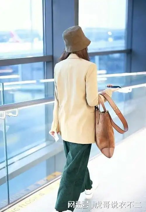 高圆圆机场最新私服照,西装配绿色阔腿裤,成熟端庄又稳重