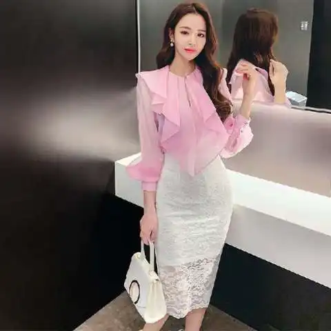 甜美减龄,勾勒少女心,复古灯笼袖的设计,凸显时尚气质