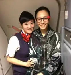 与空姐合影,张柏芝很亲昵,马伊琍与空姐似孪生