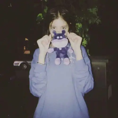 挡脸的女生头像