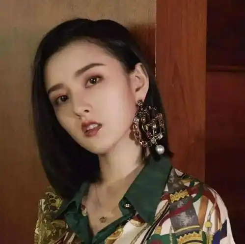 明星夸张的配饰,迪丽热巴被蛇咬,张韶涵长着红耳朵