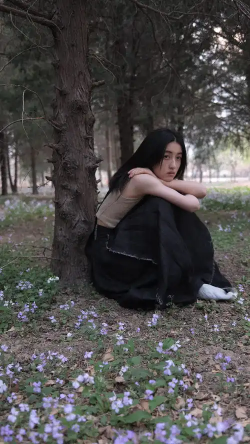 张子枫头戴草帽漫游森林似可爱精灵步伐轻盈活泼