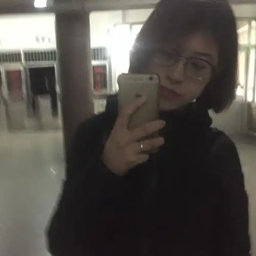 戴眼镜的女生适合哪种短发发型