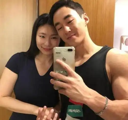 50岁阿姨坚持健身,被20岁小伙倒追,站在一起看不出年龄差距