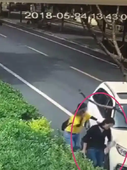 连云港男子开车故意撞倒并碾压年轻女子后逃逸,路人奋力抬车营救