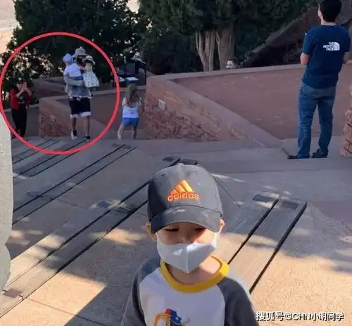 张恒懒理与郑爽官司带孩子出游怀抱俩娃父爱满满