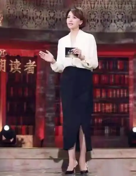 50岁董卿罕见现身,穿衬衫裙搭配风衣真时髦,穿平底鞋小腿仍纤细