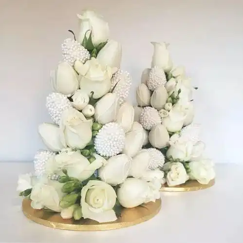 把草莓堆成一座塔,比蛋糕还上档次,贫穷再次限制我的想象力...