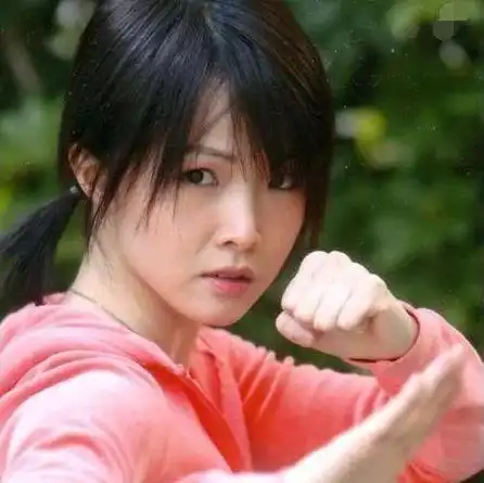 甄子丹的亲妹妹,45岁长的像20岁少女,只可惜还是单身