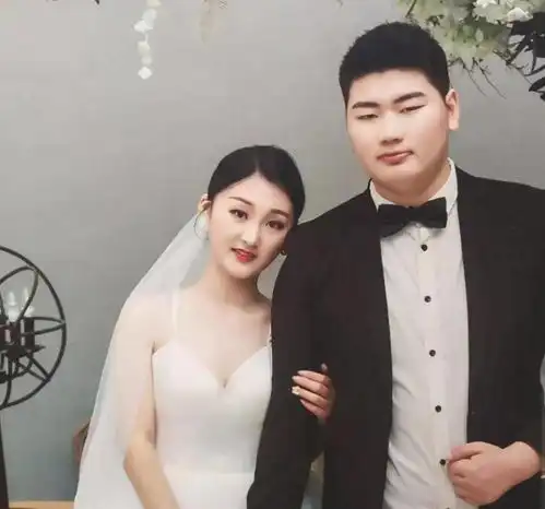 大衣哥儿子朱小伟彻底离婚经纪人喊话媒人退还30万礼金,引热议
