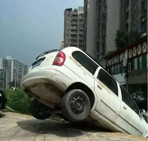 汽车又见奇葩大哥,您这么开车,媳妇造吗