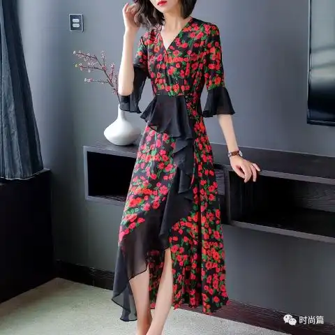哇塞这连衣裙太漂亮了一眼就被吸引住了,女人味十足