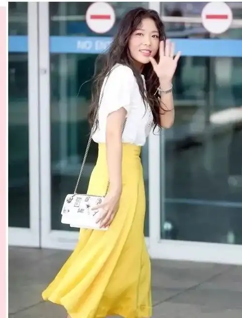 李沁才是清新美女的代表纯白t恤短裙看着好舒服,温婉又灵气