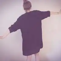 女生头像,就是单纯的背景,只有一个女生站在那儿,这种类型的头像搜索时有固定的名称吗,像下面这个