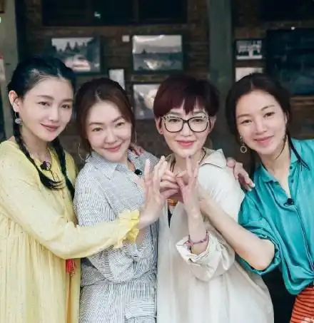 大s离婚后首露面,状态回升似少女,离婚对她来说是一种解脱