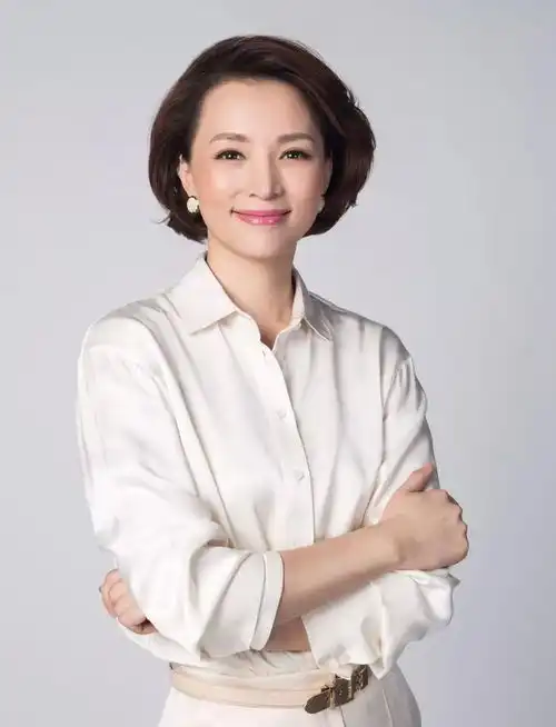 四五十岁的女人,可以像董卿学习这3点穿搭技巧,做优雅气质女神