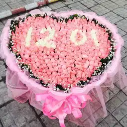 荆州网上花店商品内容粉玫瑰白玫瑰共999朵,白玫瑰数字造型,栀子叶满天星围绕,粉色卷边纸内包,粉色细软纱外包,粉色蝴蝶结装饰