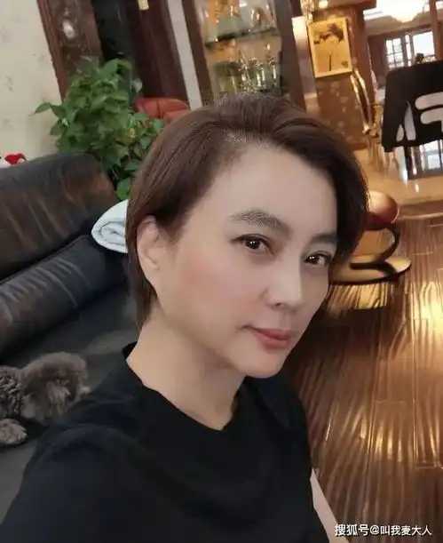 58岁李玲玉罕见露面,23岁混血儿子身高2米,酷似吴磊帅气十足