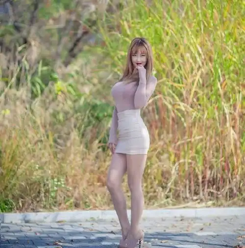 街拍美女紧身衣短裙高跟鞋,大秀曲线好身材