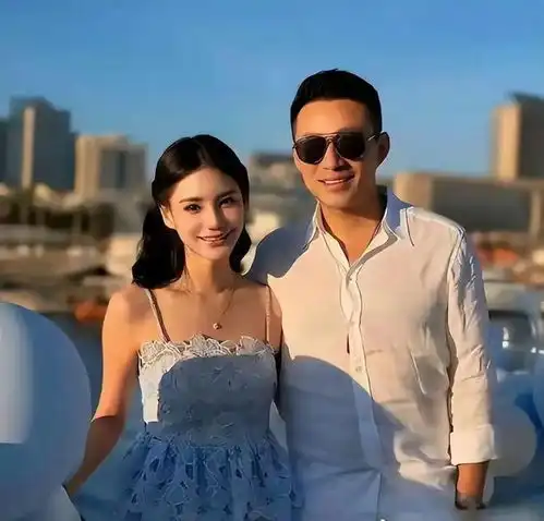 汪小菲带子女回北京筹备婚礼,玥儿背影像极了大s,张兰变慈祥奶奶