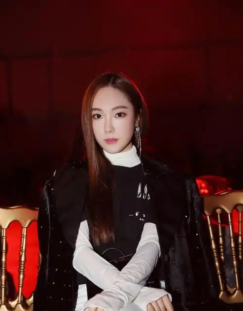 郑秀妍出席时装周,穿直筒裤配镶钻丝绒西装,气场强大女王范十足
