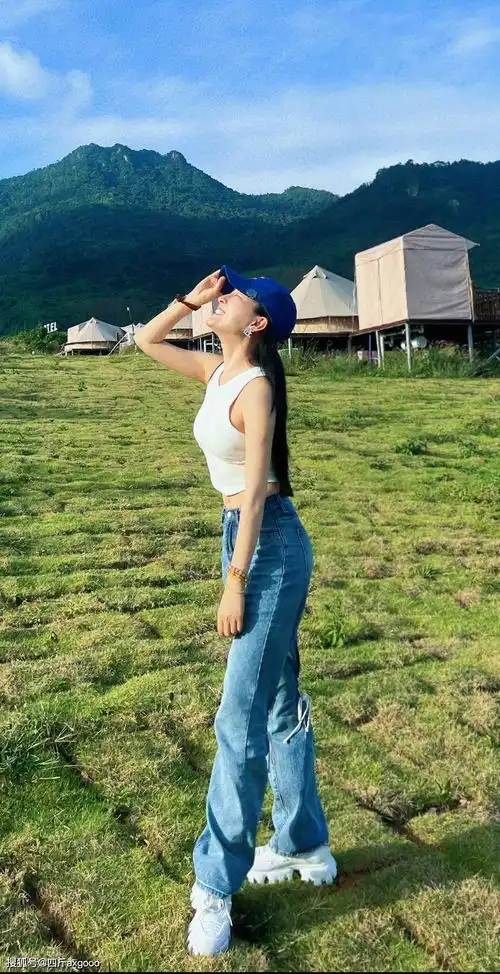 41岁女星马苏晒踏青照,姿势优美穿衣大胆,露腰背心遮不住好身材