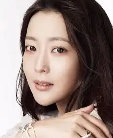 曾经被说是丑的星二代们,李咏的女儿成大美女,她更是18变