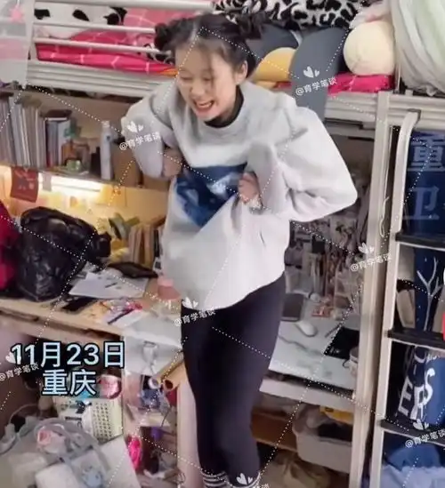 重庆一女大学生用上铺的腿荡秋千,男生,腿美,但身后物品不能看