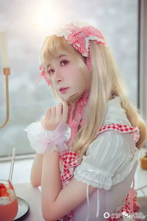 徐娇lolita装扮宛若洋娃娃身边妹子双目带电居然