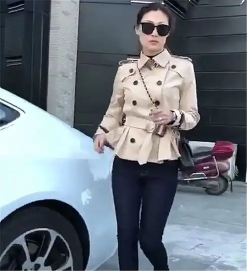 45万奥迪a7现街头,本不会太注意,但女车主身材实在太吸睛