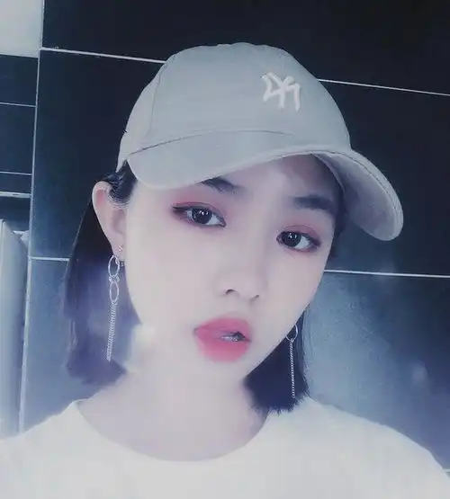 汪峰14岁女儿超市拍照,画风和以往差太多遭质疑后妈不管了