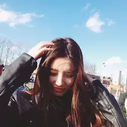 女生忧伤心事重重qq空间素材你毁掉的是我渴望继续爱你的可能