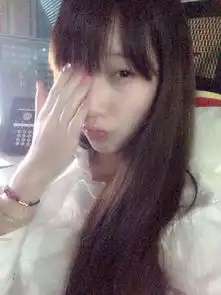 哪个女孩好看一点点看着舒服,气质好点哪个素颜还会比较耐看楼主申明不讨论道德以及高深的艺术哲学