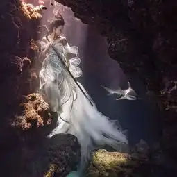 这个摄影鬼才,用垃圾拍出璀璨星河,迷倒10万人