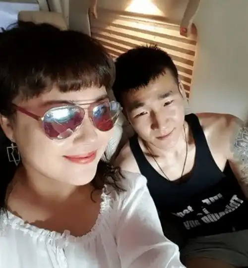 50岁李菁菁秀出母子恋,90后男友同框亲昵,网友直呼辣眼睛