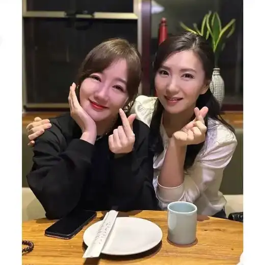 真喜欢右边的陈好,虽然这么多年没拍新剧,但是打心眼里喜欢她