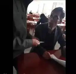 剧情火爆堪比tvb云南农大老师手持匕首大战骗财骗色奇葩男,看完视频给跪了