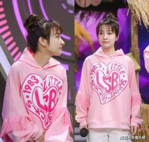 吴昕一身粉嫩装扮现身,印花裙搭双马尾辫,甜美减龄美回18岁