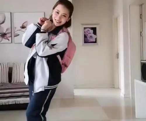 40岁宝妈穿女儿初中校服,气质不输校花,网友是心动的感觉