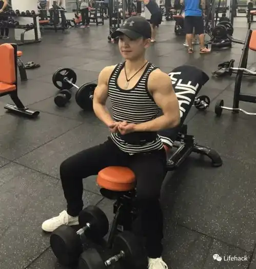 中国最帅女教练爆红网络,身材碾压肌肉男