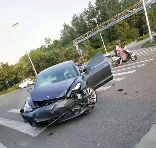 泰州某路口,一名女司机驾驶特斯拉与奔驰猛烈相撞