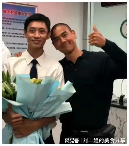 魏晨晒与彭于晏合照,两大型男皮肤黝黑气质全变,年龄上升变大叔