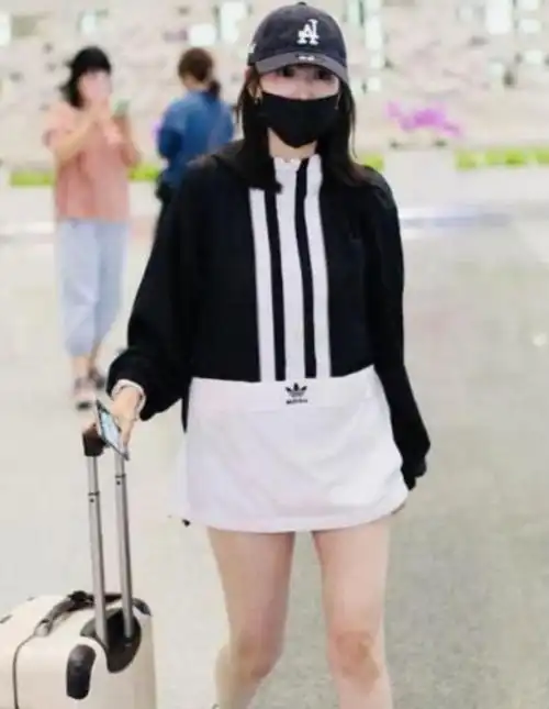 马蓉真觉得自己离婚后成少女青春打扮为减龄,学00后合适吗