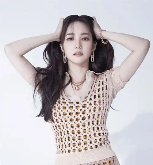 女人过了45岁,拍照别再比剪刀手了,学会这3招,轻松拍出大片感