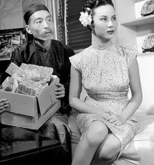 18岁结婚20岁离婚,和3000个男人恋爱,这个传奇女人却终生难得真爱