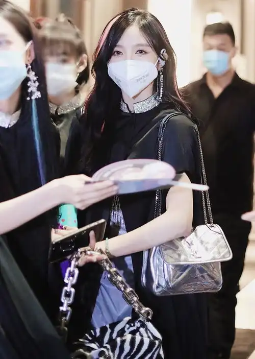 为了避免yamy再次被伤害,火箭少女将她围住,杨超越霸气的样子太暖心了