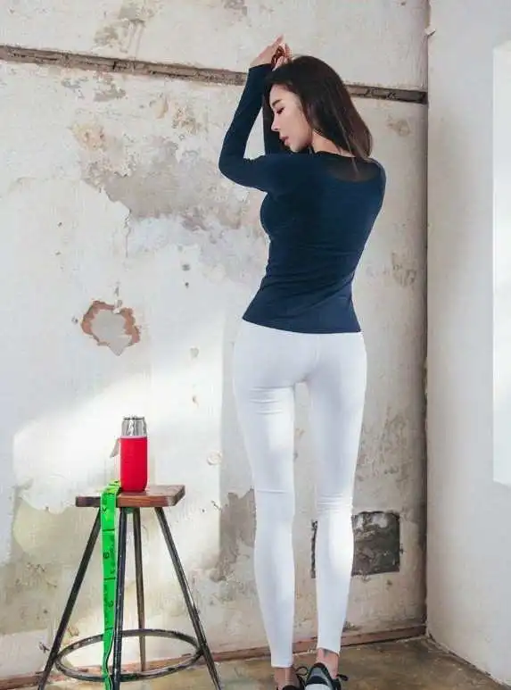 女神搭配别具风情的打底裤美女,穿出紧致身材