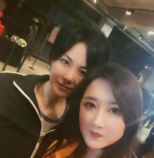 娱乐是个圈王菲母女和李亚鹏周迅相聚,开心玩自拍相处融洽
